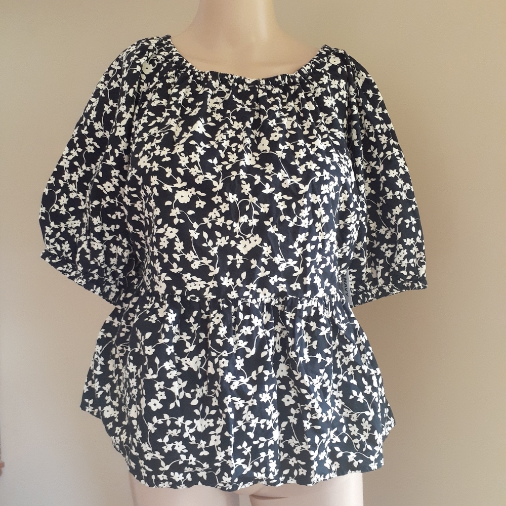 Old Navy NWT Size Medium Floral Puff Peasant Top Black and White